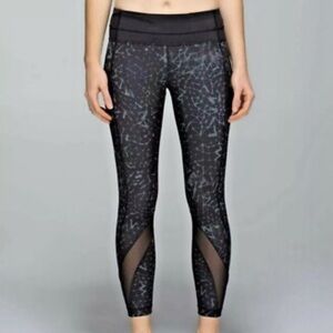 Lululemon Black Patterned Leggings T23